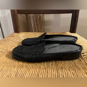 AEROSOLES slip on black flats textured patten leather mule loafers ladies SZ 6.5